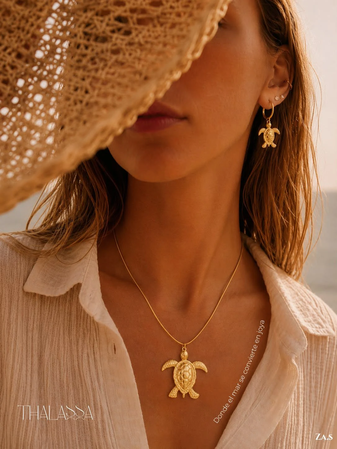 Collar y arete de tortuga en baño de oro